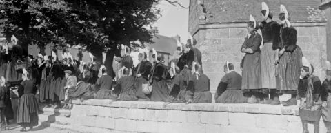 Breton women in traditional bigouden headdresses, Penmarch, 1921