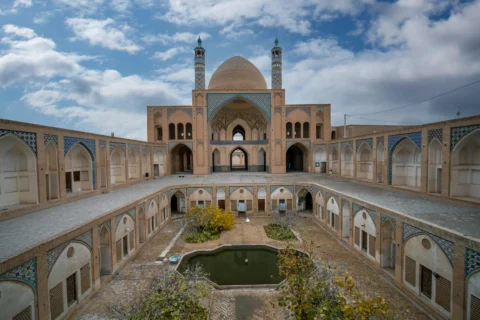 Mojtaba Khamenei : qui est le nouveau Guide suprême de l&rsquo;Iran et que signifie son ascension ?