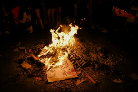 Las protestas en Cuba escalan: manifestantes toman e incendian la sede del Partido Comunista en Morón