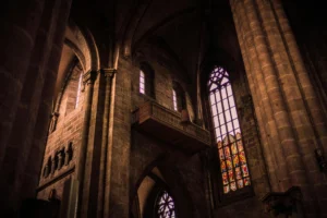 Filósofo medieval contemplando la existencia de Dios a través de manuscrito del argumento ontológico