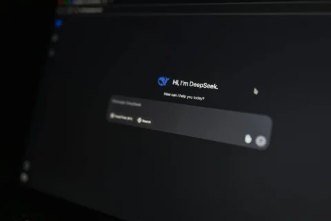 Sycophantisme des LLM : pourquoi l&rsquo;IA vous dit ce que vous voulez entendre