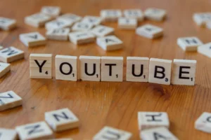 YouTube-Benutzeroberfläche zeigt YouTubes Weg nach unten mit der Förderung minderwertiger Inhalte gegenüber durchdachten Videos