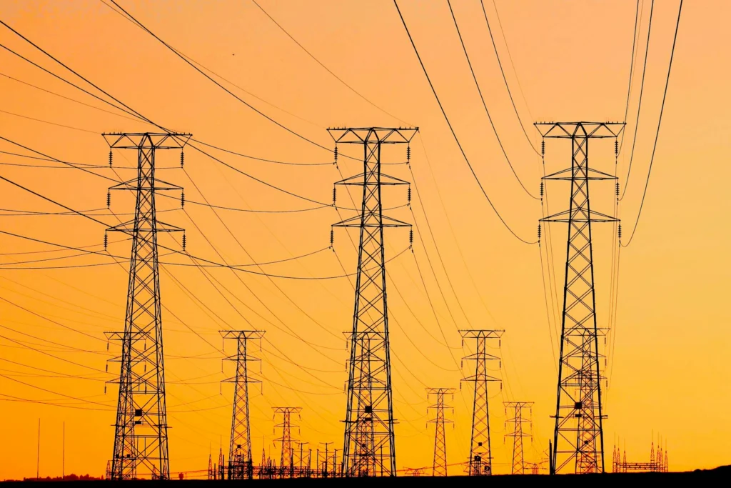 Visualización del consumo eléctrico de centros de datos mostrando infraestructura de red eléctrica y torres