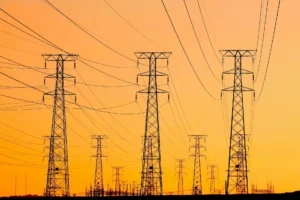 Visualización del consumo eléctrico de centros de datos mostrando infraestructura de red eléctrica y torres