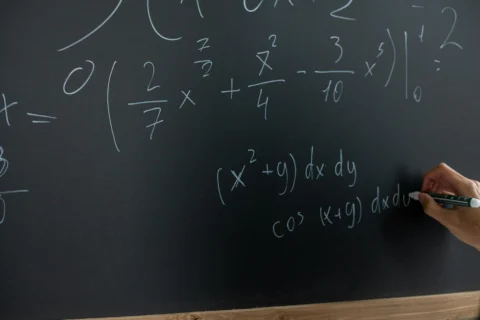 0,999 est égal à 1 parce que nous l&rsquo;avons décidé : mathématiques, réalité discrète et cercles qui n&rsquo;existent pas