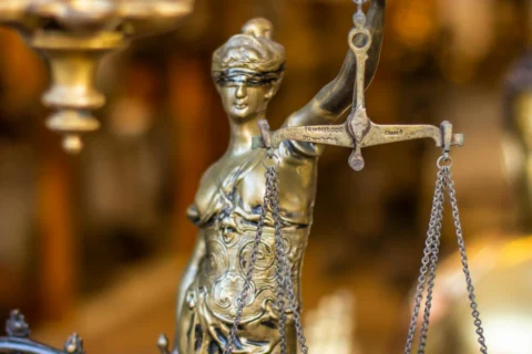 Le droit international a des tribunaux, des traités et des juges. Ce qu&rsquo;il n&rsquo;a pas, c&rsquo;est un moyen de contraindre quiconque à obéir.