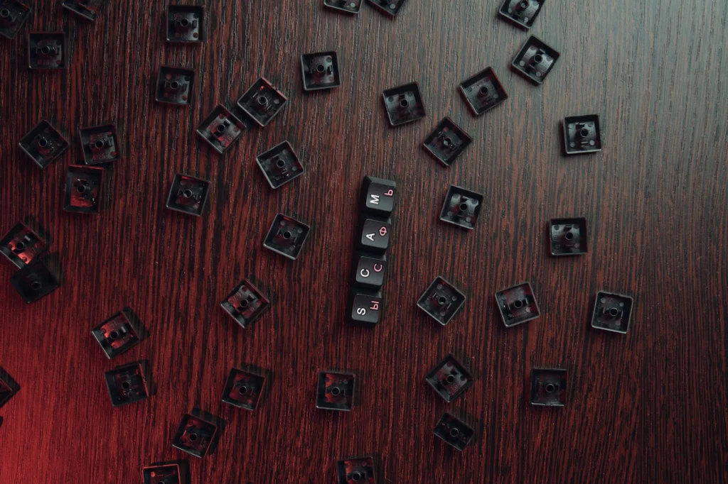 Pantalla de ordenador mostrando caracteres de inyección como comillas y puntos y comas que rompen la seguridad de sitios web