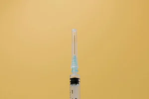 Concepto de crisis de confianza vacunal con viales médicos y padre preocupado