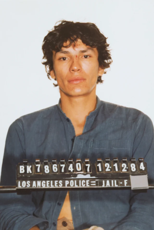 Richard Ramirez psicópata satanismo escena tribunal pentagrama