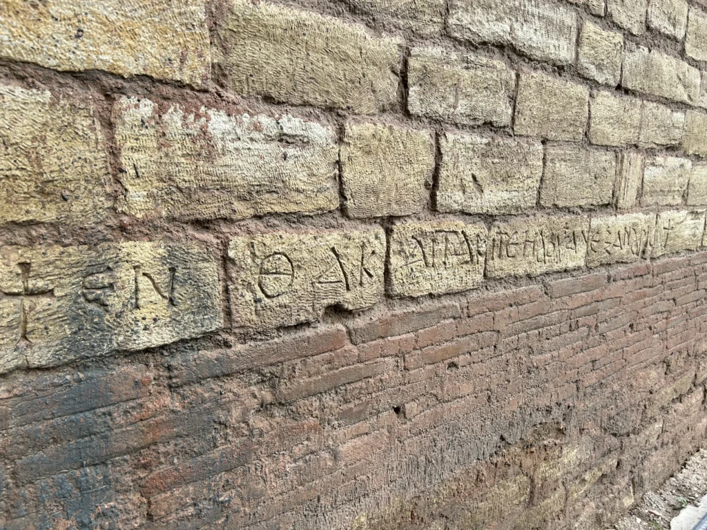 Ruinas de las Murallas Teodosianas que ilustran la supervivencia del Imperio bizantino a través de fortificaciones estratégicas