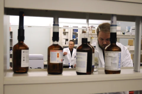 Die forensische Pathologie von Vergiftungen: Warum Schwermetalle die stille Waffe der Wahl bleiben