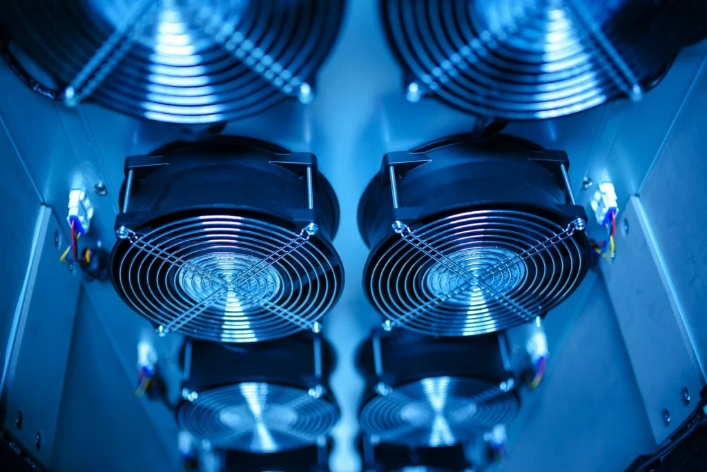 Ventilateurs de refroidissement haute capacité à l’intérieur d’un serveur