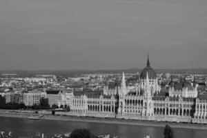 Fotografía histórica que ilustra las elecciones fascistas en el período de entreguerras y el camino legal hacia la dictadura en Europa