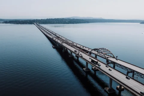 La physique de la résonance : pourquoi les ponts, les bâtiments et les verres à vin se brisent à des fréquences spécifiques