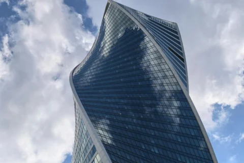 La physique de la résonance en architecture : pourquoi les bâtiments doivent osciller pour résister