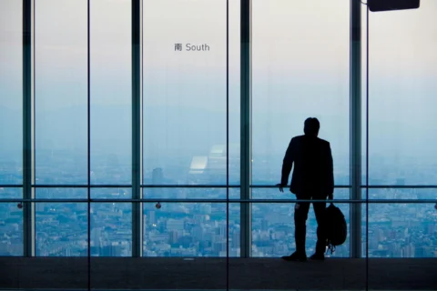 Warum Institutionen Whistleblower zerstören: Die Psychologie der systemischen Selbsterhaltung