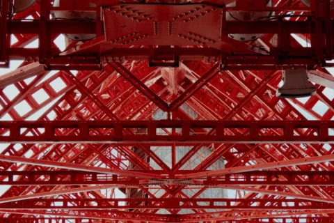 Die Physik der Metallermüdung: Warum Metallstrukturen weit vor ihrer Belastungsgrenze versagen