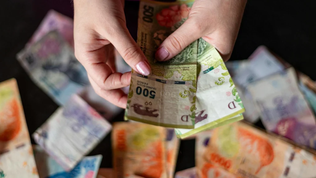 Bargeld in der Hand, das grundeinkommen experimente und bedingungslose Zahlungen repräsentiert