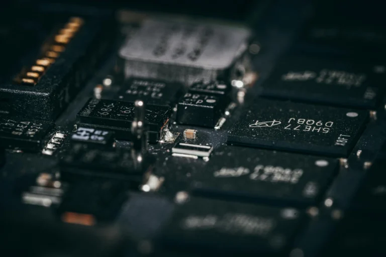 Die Halbleiter-Umlade-Schwachstelle: Wie Dual-Use-Chips Exportkontrollen umgehen und militärische Endnutzer erreichen