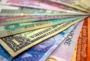 Global currency symbols illustrating the de-dollarization myth