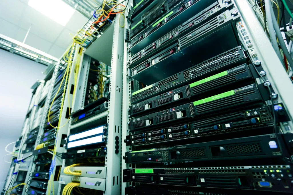 Salle de serveurs illustrant la fragilité de l’infrastructure IA dans les centres de données modernes