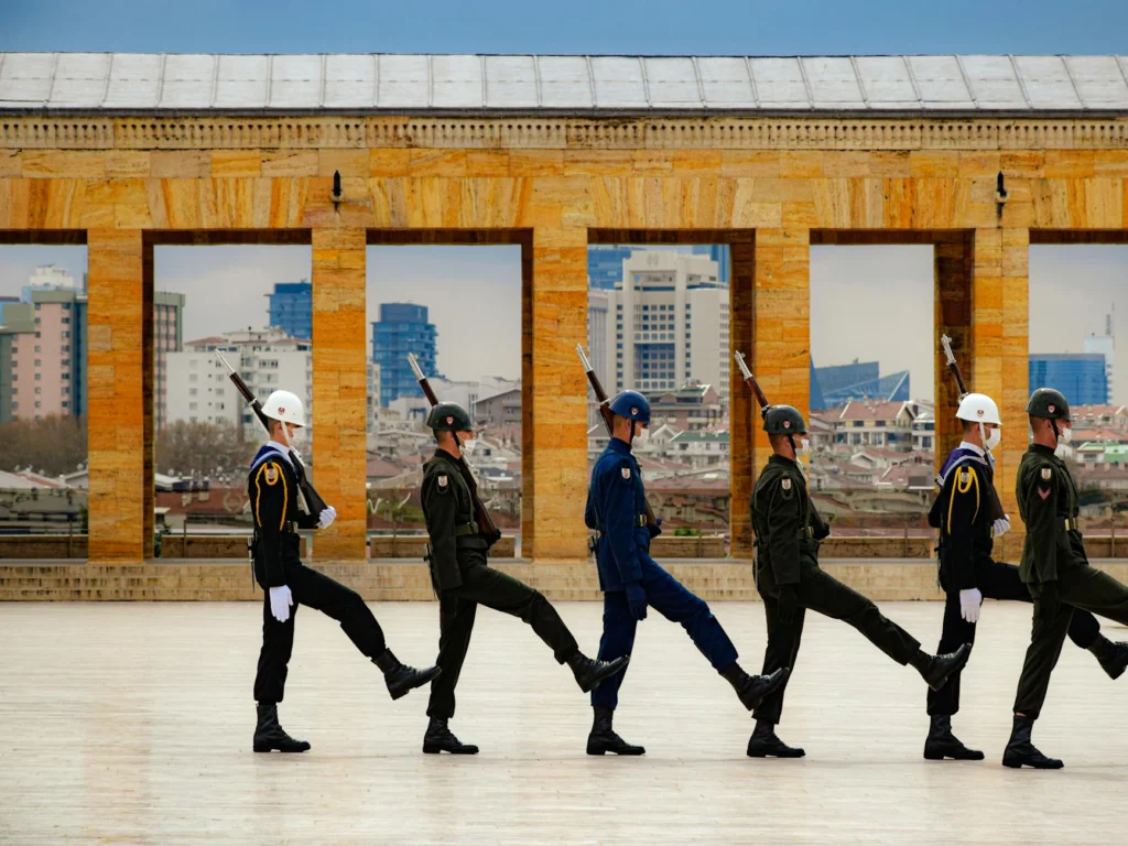 Garde d’honneur cérémonielle turque défilant à Anıtkabir, à Ankara