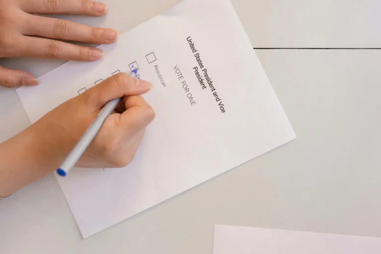 Les Mathématiques du Gerrymandering : Comment la Manipulation Géométrique Détruit la Démocratie Représentative