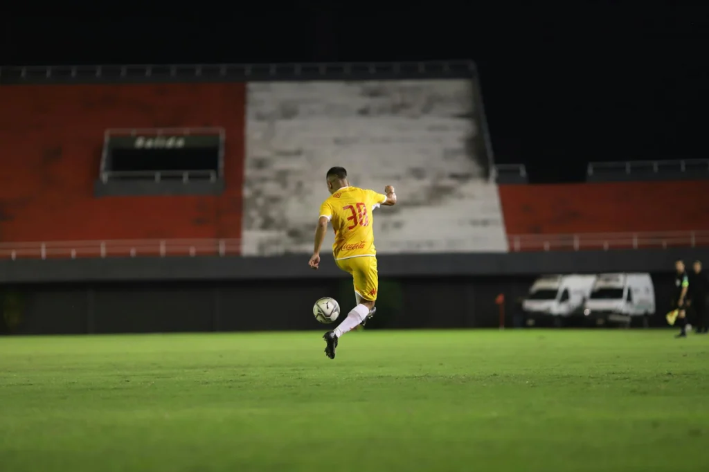 Soccer tactical formation showing midfield transition play in Liga MX stadium