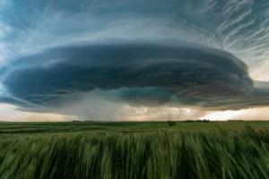 Supercell thunderstorm with rotation showing why supercell tornado prediction remains challenging