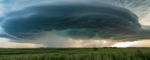Supercell thunderstorm with rotation showing why supercell tornado prediction remains challenging