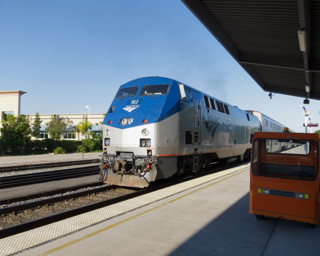 Amtrak-Diesellokomotive für Langstrecken an einem Bahnsteig.